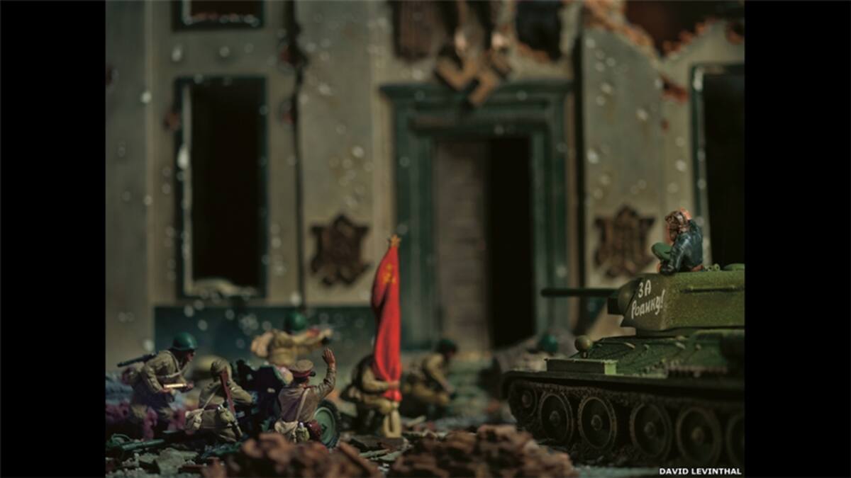 El artista es famoso por su representación de relatos estadounidenses por medio del montaje de escenas en miniatura con muñecos de juguete, como en esta pieza de la serie "Small Wonder" ("Pequeña maravilla").