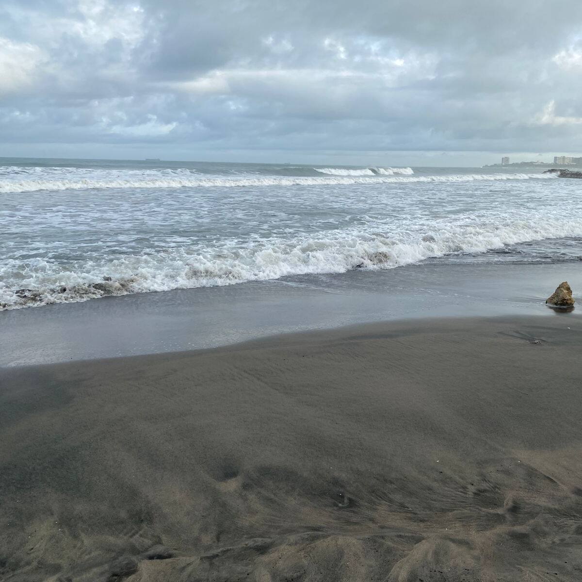 Fuerte oleaje asociado al huracán “Melissa” afecta a pescadores en el Atlántico