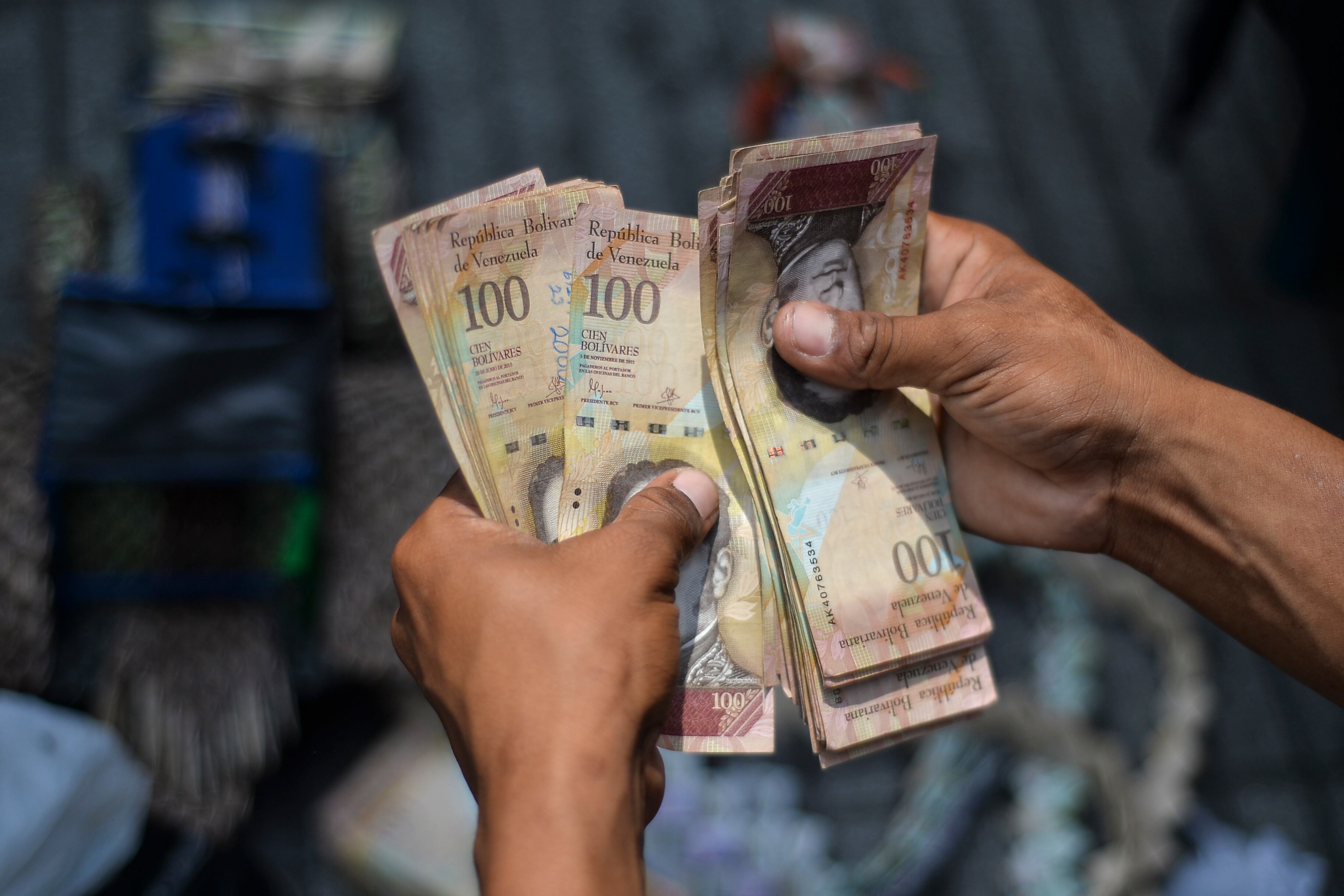 Uso de bolívares en Venezuela. 
(Foto: LUIS ROBAYO/AFP via Getty Images)