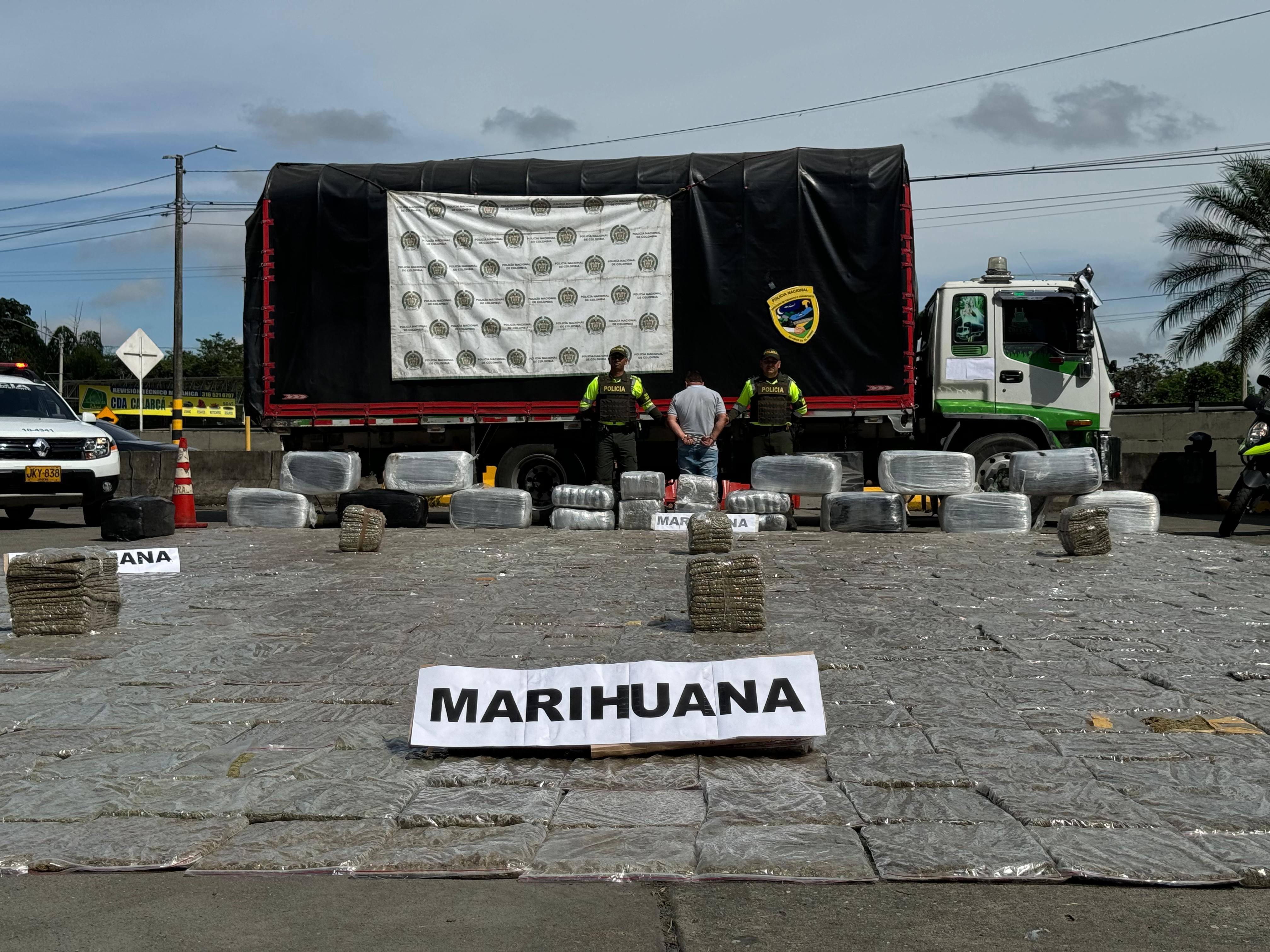 Incautación de gran cantidad de marihuana en la vía la línea. Foto: Cortesía Policía Quindío