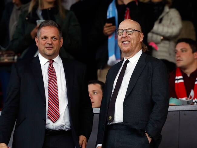 A la derecha Avram Glazer, dueño del Manchester United.