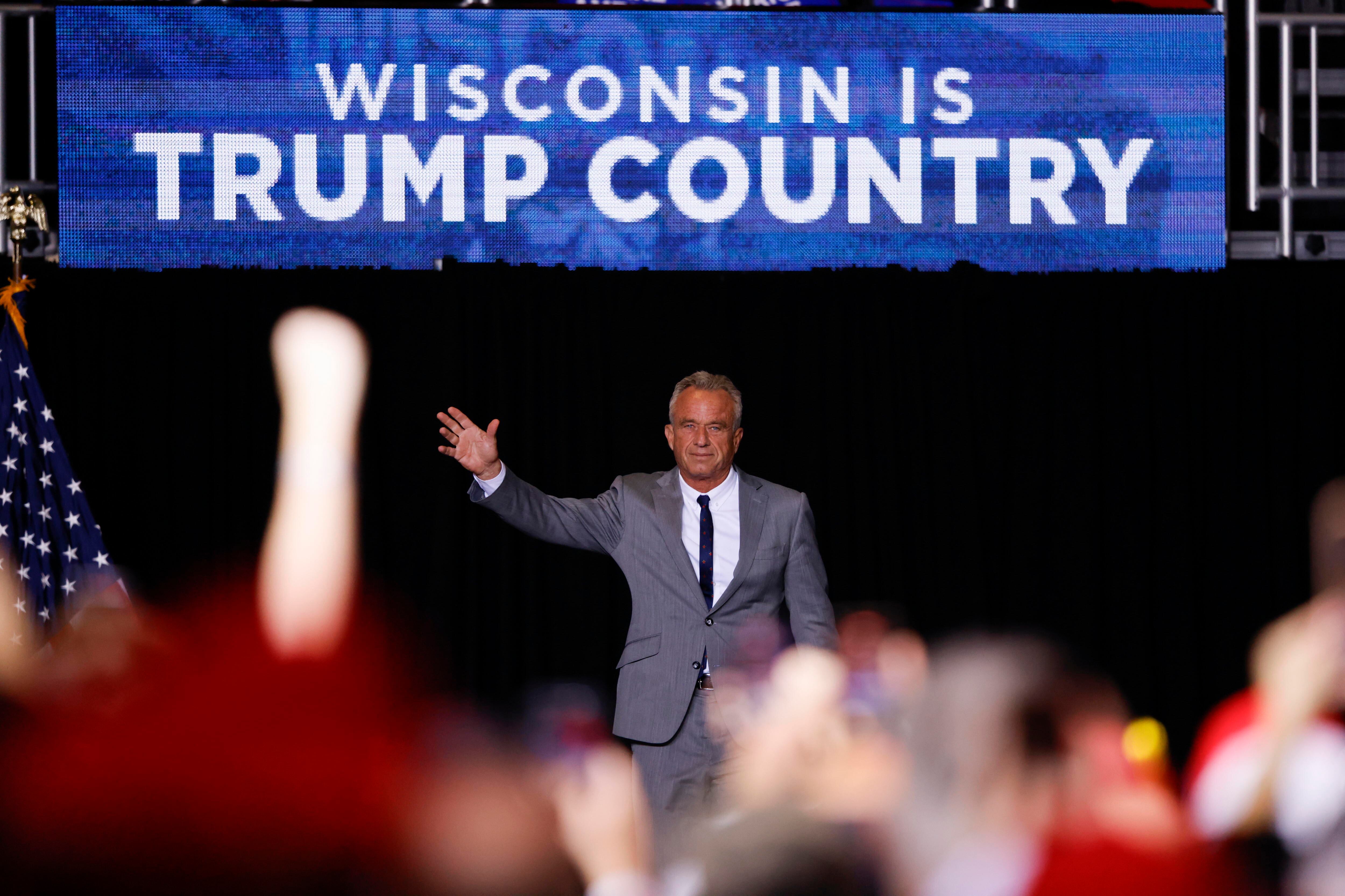 Milwaukee (United States), 01/11/2024.- Robert F. Kennedy Jr. enters an event where Republican presidential candidate Donald J. Trump will speak during a campaign event at Fiserv forum in Milwaukee, Wisconsin, USA, 01 November 2024.