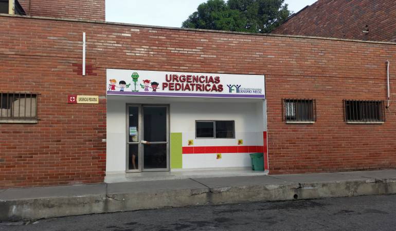 En pasillos son atendidos los menores de edad ante la masiva afluencia en busca del servicio. 