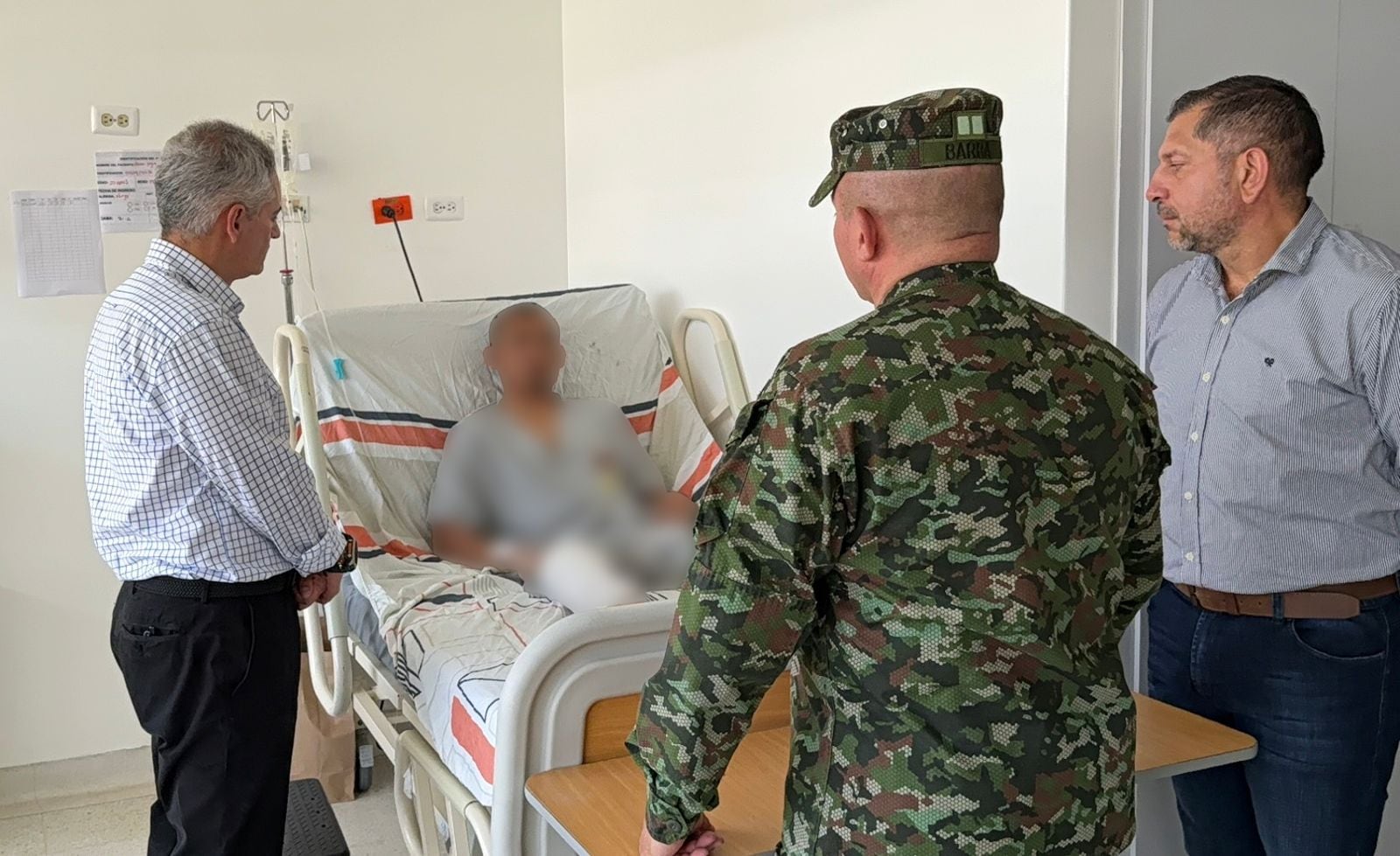 Gobernador de Antioquia viista a soldados heridos- foto gobernación