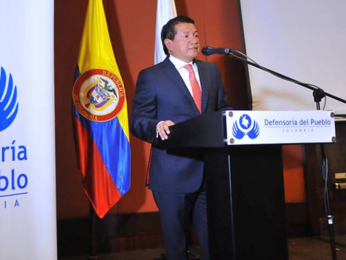 Procuraduría suspendió al defensor del Pueblo antes de su renuncia
