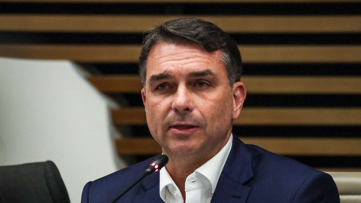 Investigan a Flávio Bolsonaro por supuesta corrupción en la película sobre su padre