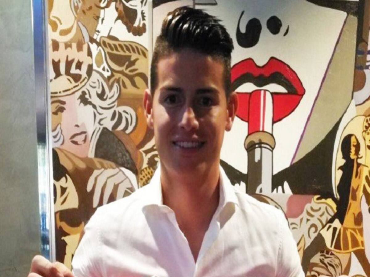 James Rodríguez recibió la camiseta de Santa Fe como regalo