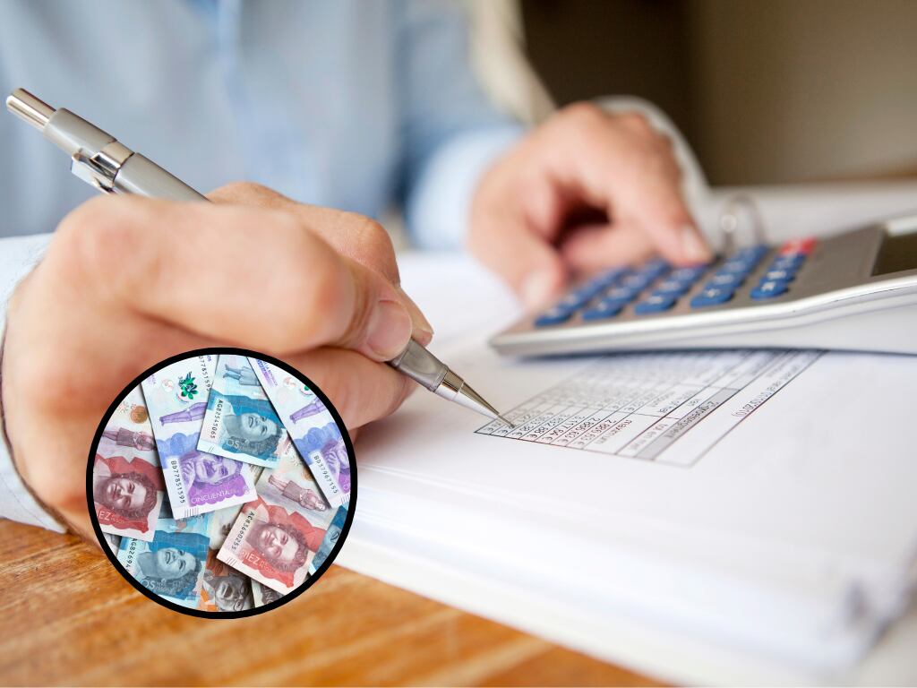 Persona haciendo cuentas con su calculadora y de fondo dinero colombiano (Fotos vía Getty Images)