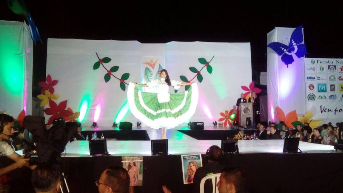 Con el traje de chapolera, la nueva reina nacional del café