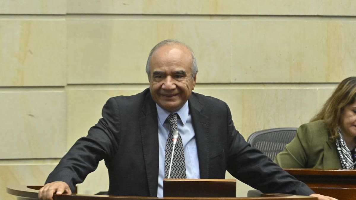 Estos son los contratos del magistrado Carvajal que lo inhabilitarían para debatir la Pensional
