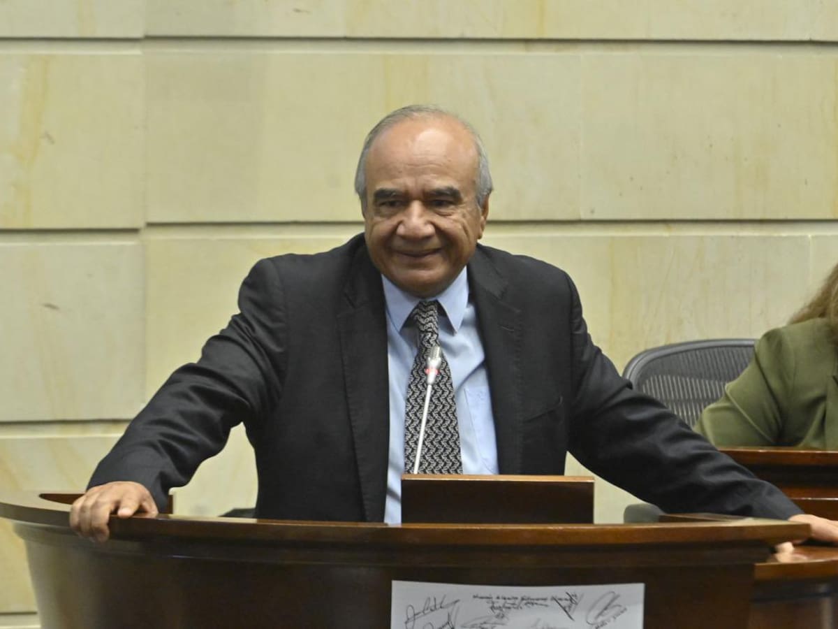 Estos son los contratos del magistrado Carvajal que lo inhabilitarían para debatir la Pensional