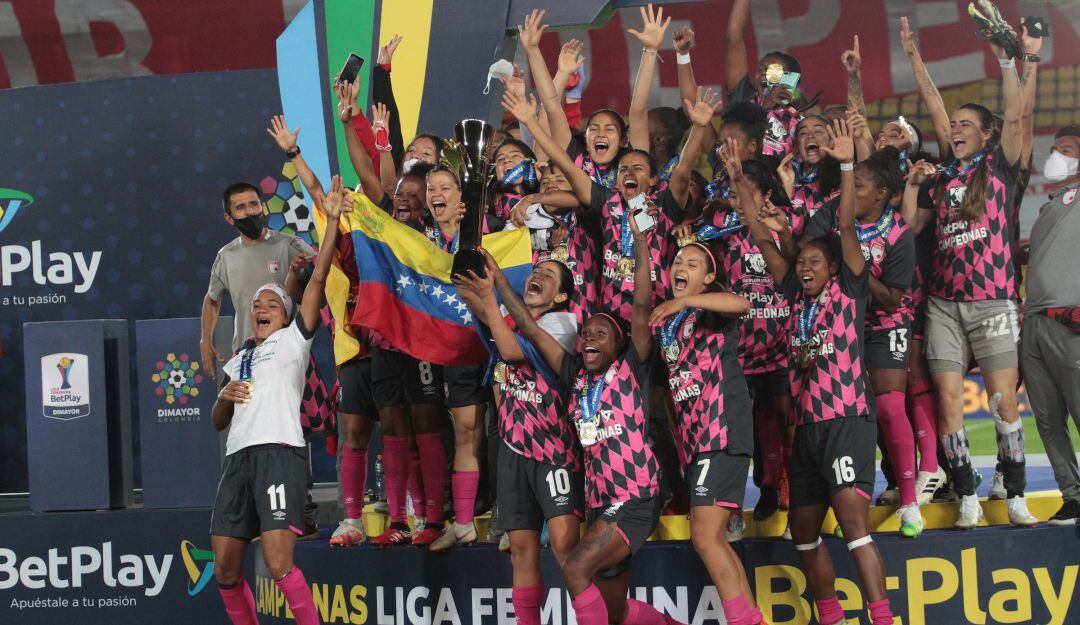 Santa Fe celebra el pasado título del fútbol profesional femenino.