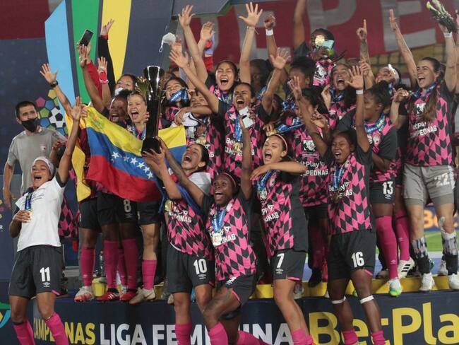 Santa Fe celebra el pasado título del fútbol profesional femenino.