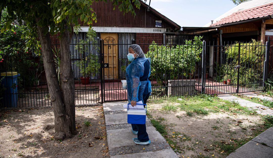 Chile ha implementado la aplicación de vacunas en viviendas para personas que no puedan asistir a los centros de vacunación. 