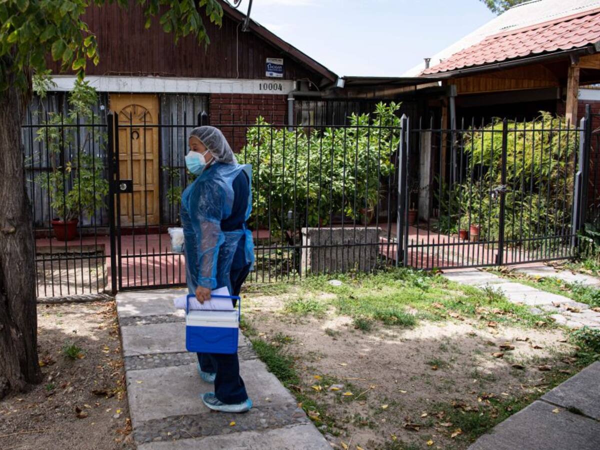 Chile es la nación que más rápido vacuna contra COVID-19