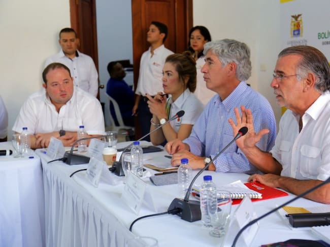 Gobernador Eduardo Verano en reunión con el Ministro de Salud, Juan Pablo Uribe.