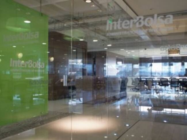 Comisionistas de bolsa colombianas, investigadas por clientes que lavaron activos en EEUU