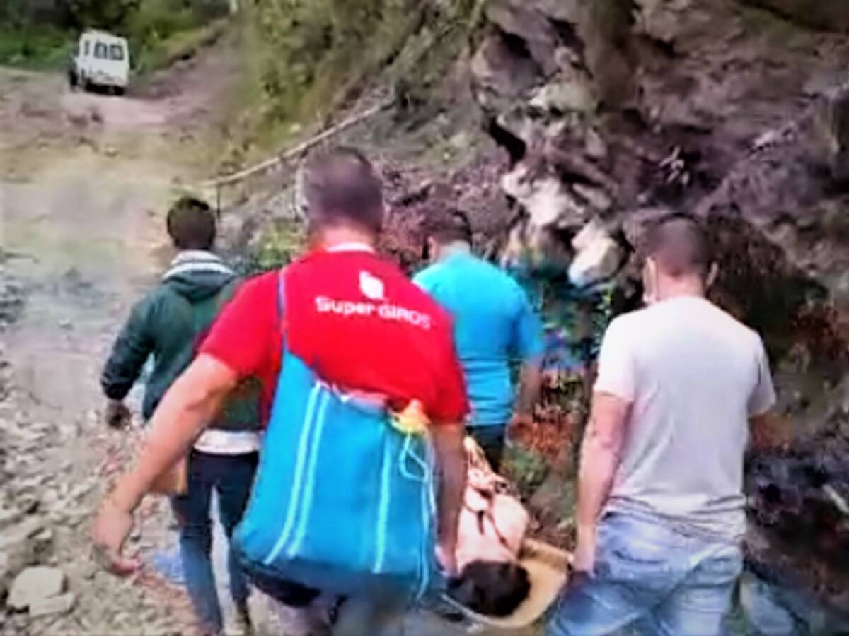 En improvisadas camillas deben trasbordar pacientes en el sur del Cauca