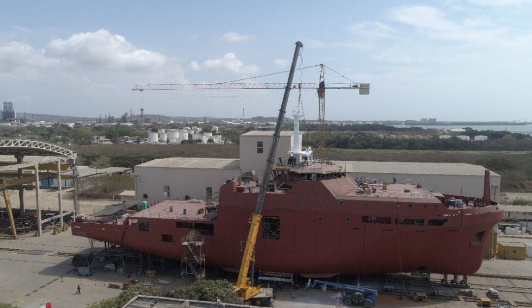 Los trabajos avanzan con la instalación del mástil y la construcción de los 47 bloques que conforman la estructura del casco