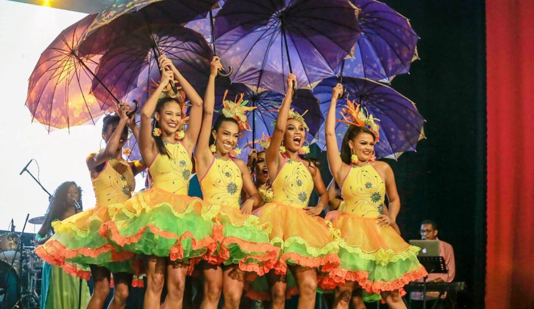 Una noche de danzas folclóricas, música novembrina, disfraces, actores festivos, y bellas mujeres empoderadas de su historia y cultura