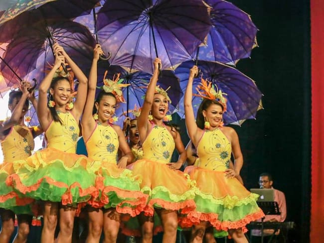 Una noche de danzas folclóricas, música novembrina, disfraces, actores festivos, y bellas mujeres empoderadas de su historia y cultura