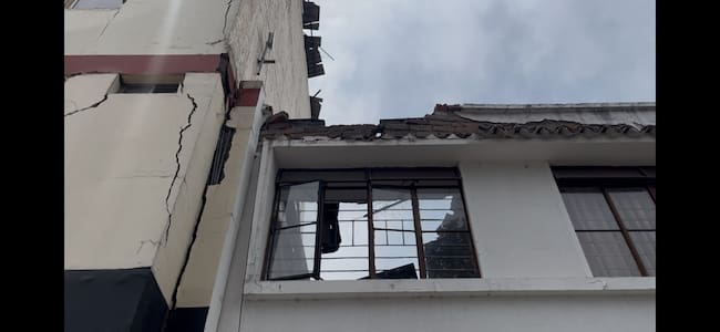 Según contó, en medio de los escombros de la habitación quedó en pie únicamente una imagen de la Virgen y un cuadro que pertenecía a su madre.