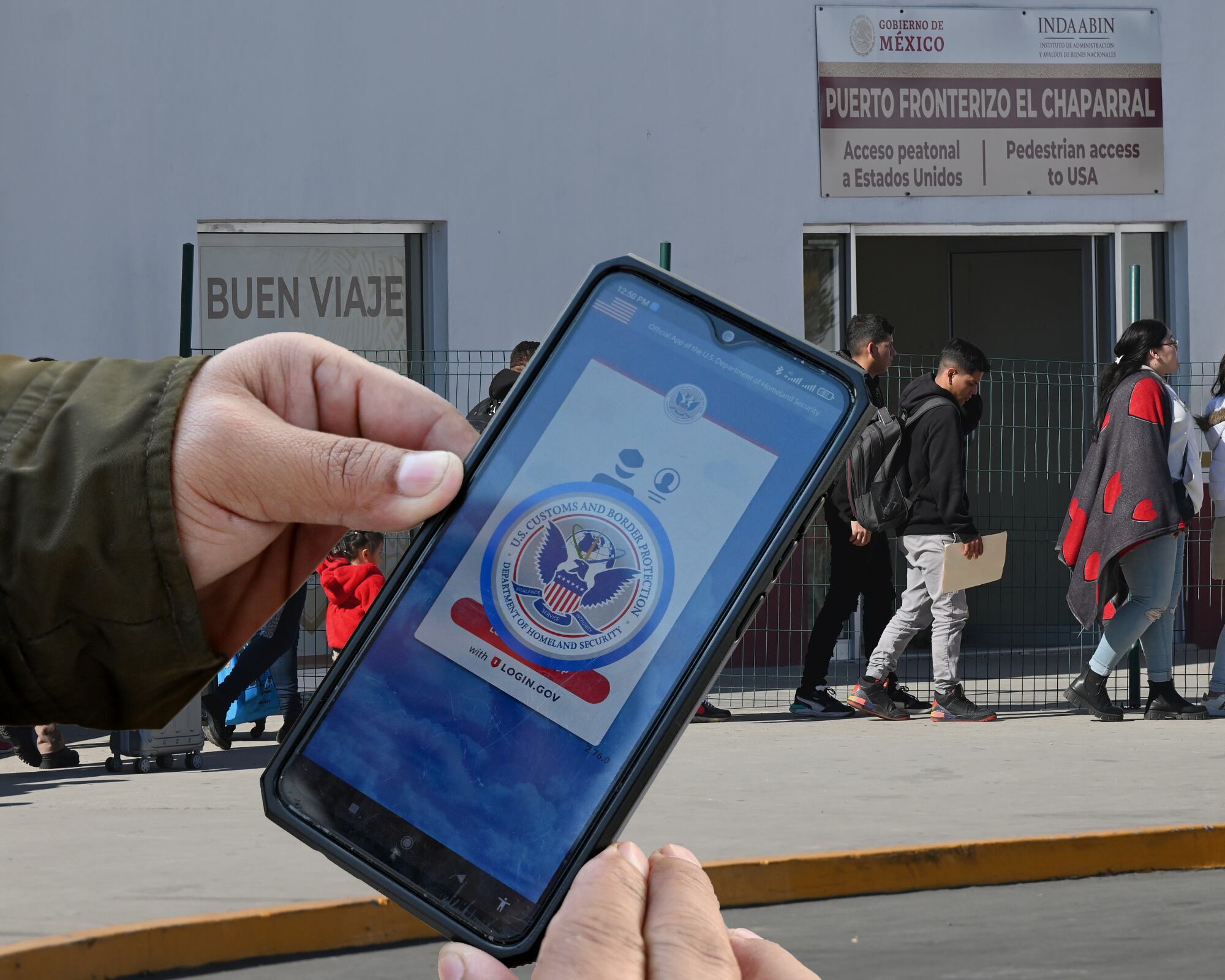 Minutos después de que Donald Trump anunciara el reforzamiento de medidas contra la migración ilegal en la frontera mexicana, la aplicación CBP One dejó de funcionar.
(Foto: Caracol Radio / Getty )