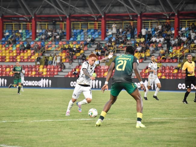 Juan José Ramírez remata al arco ante la presión de Felix Charrupí / Colprensa.
