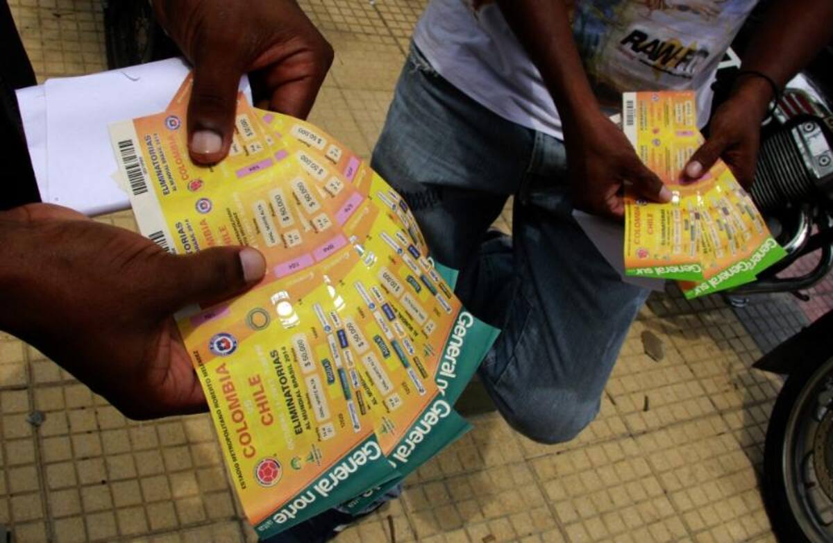 Los aficionados recibieron sus entradas en el coliseo de baloncesto Elías Chegwin para las tribunas laterales y en la oficina de Ossa y Asociados para oriental y occidental.