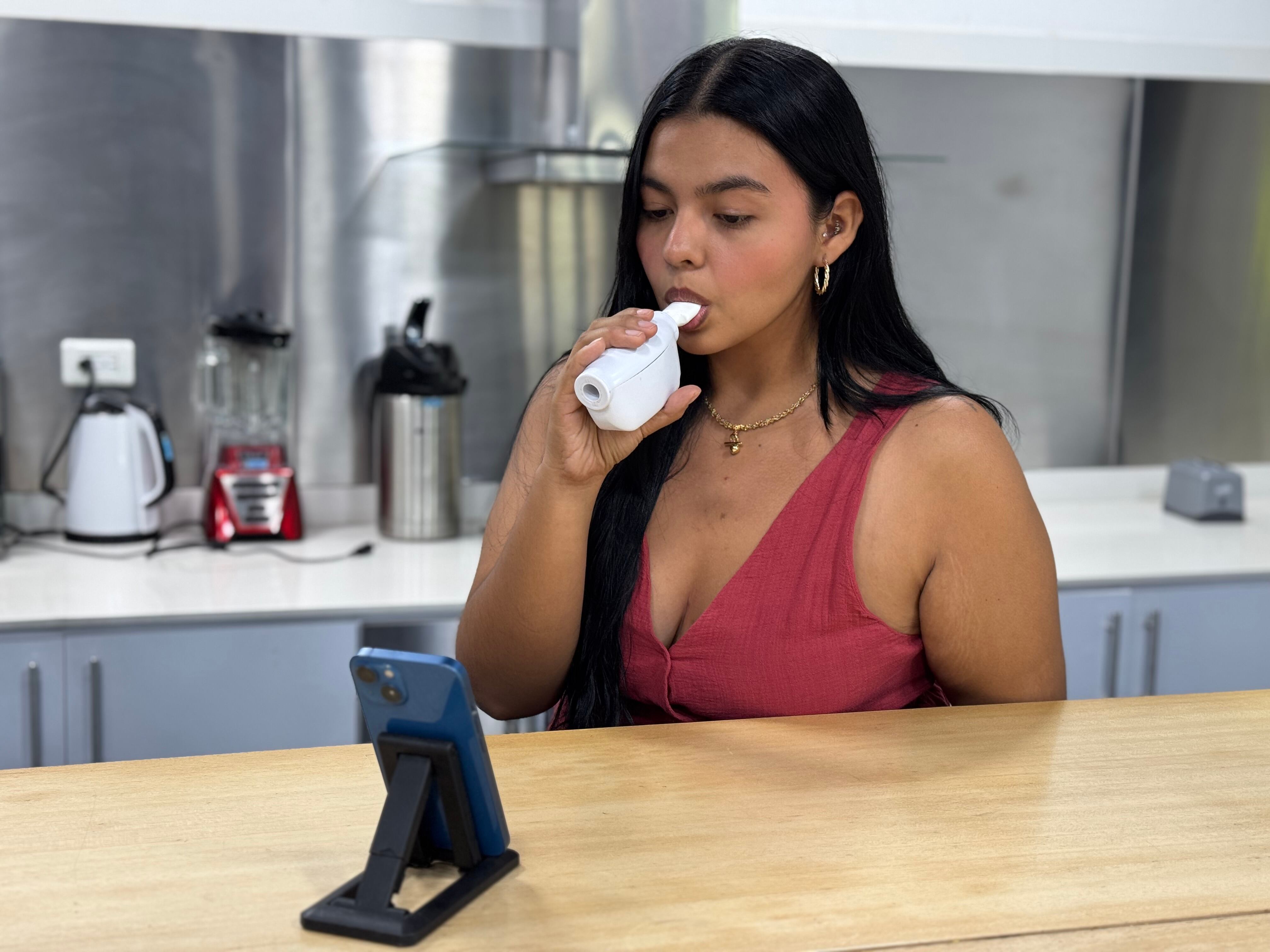 El dispositivo permite que el fisioterapeuta programe ejercicios de inhalación y supervise la evolución del paciente en tiempo real. | Foto: Jaime Aguilar