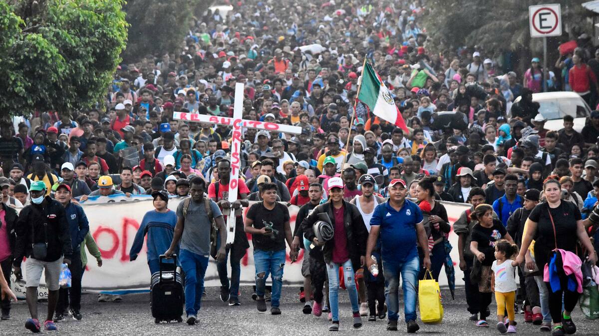 Avanza caravana de migrantes en México previo a reunión entre AMLO y enviados de EE.UU.