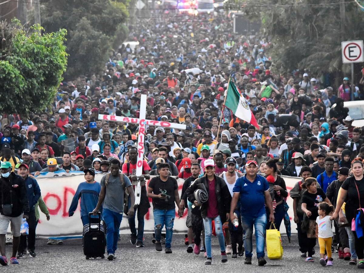 Avanza caravana de migrantes en México previo a reunión entre AMLO y enviados de EE.UU.