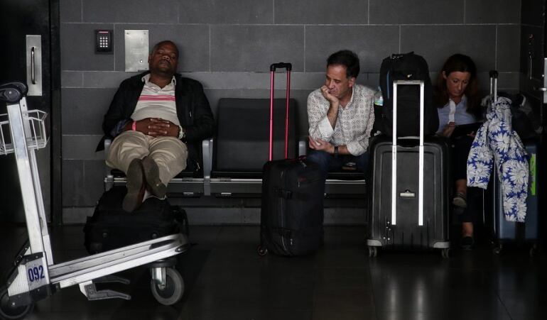 Pasajeros de vuelos retrasados en el Aeropuerto el Dorado de Bogotá   