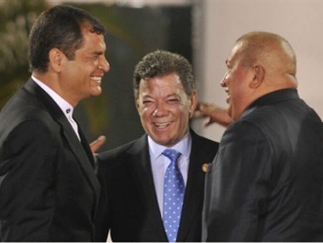 Giro de 180 grados en relación con Chávez y Correa fue para ir sembrando paz: Santos