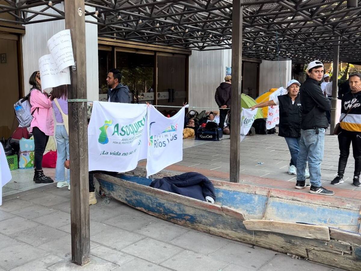 Cien personas acampan en la Cra 7 en Bogotá, piden garantías desde hace 15 años