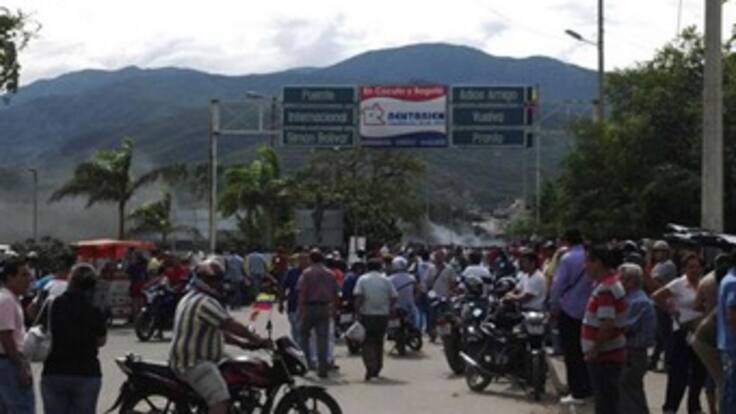 Protestas generan bloqueo en los pasos fronterizos hacia Venezuela