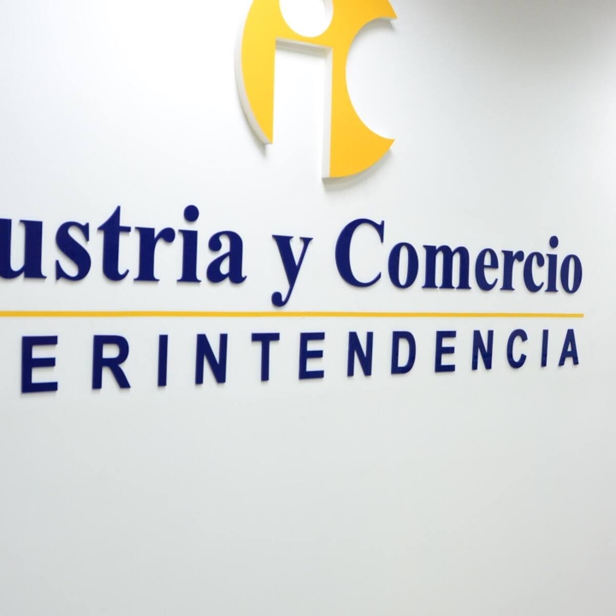 SIC investigará a empresas que suban “precios irracionales”, tras orden de Petro