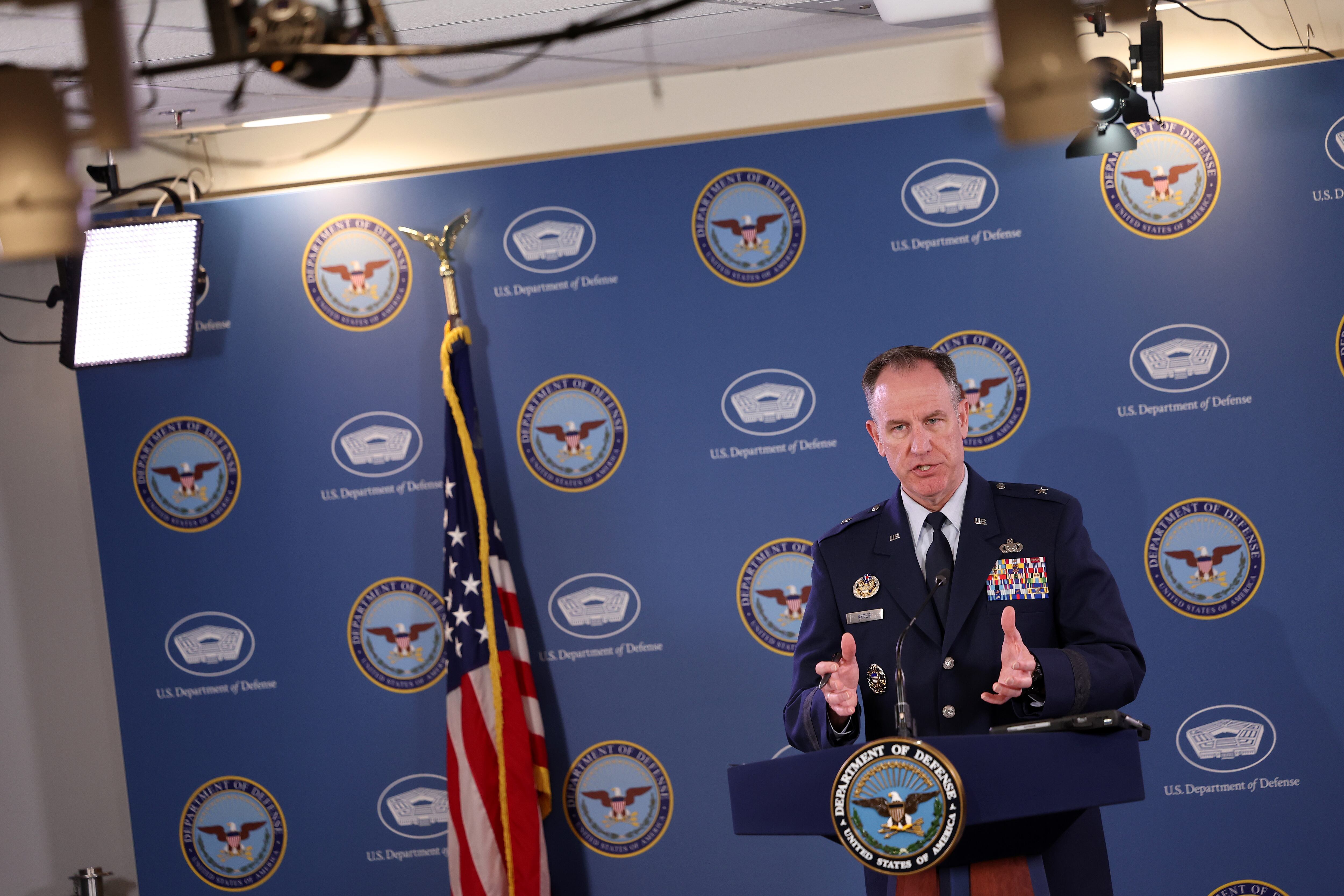 Secretario de prensa del Departamento de Defensa de EE. UU., el general Patrick S. Ryder, en una conferencia de prensa en el Pentágono el 13 de abril de 2023 en Arlington, Virginia. Foto de Kevin Dietsch/Getty Images.