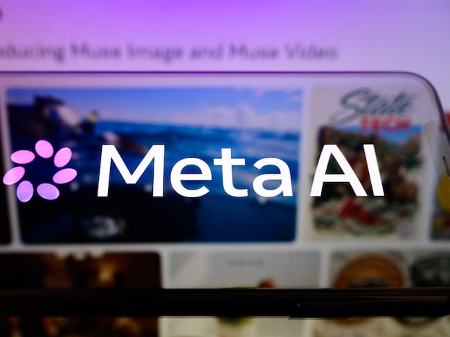 The Meta AI logo is displayed on a smartphone. Imagen tomada de Getty Imagenes (Crédito: NurPhoto / Colaborador)
