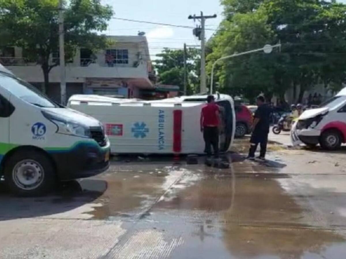 Tres personas lesionadas deja accidente entre dos ambulancias