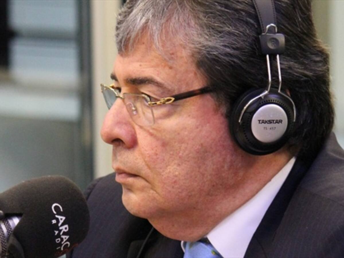 Holmes Trujillo plantea suspender temporalmente las negociaciones de paz