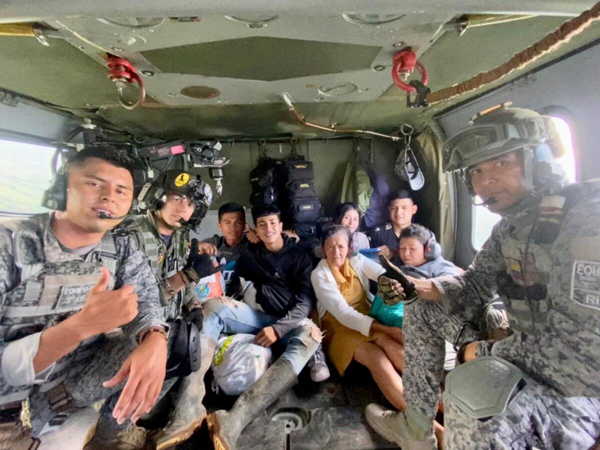 Fuerza Aérea evacuó 88 personas en diferentes puntos por el derrumbe en Rosas, Cauca