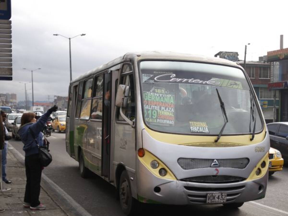 En paraderos del SITP hombres venden pasajes sin autorización