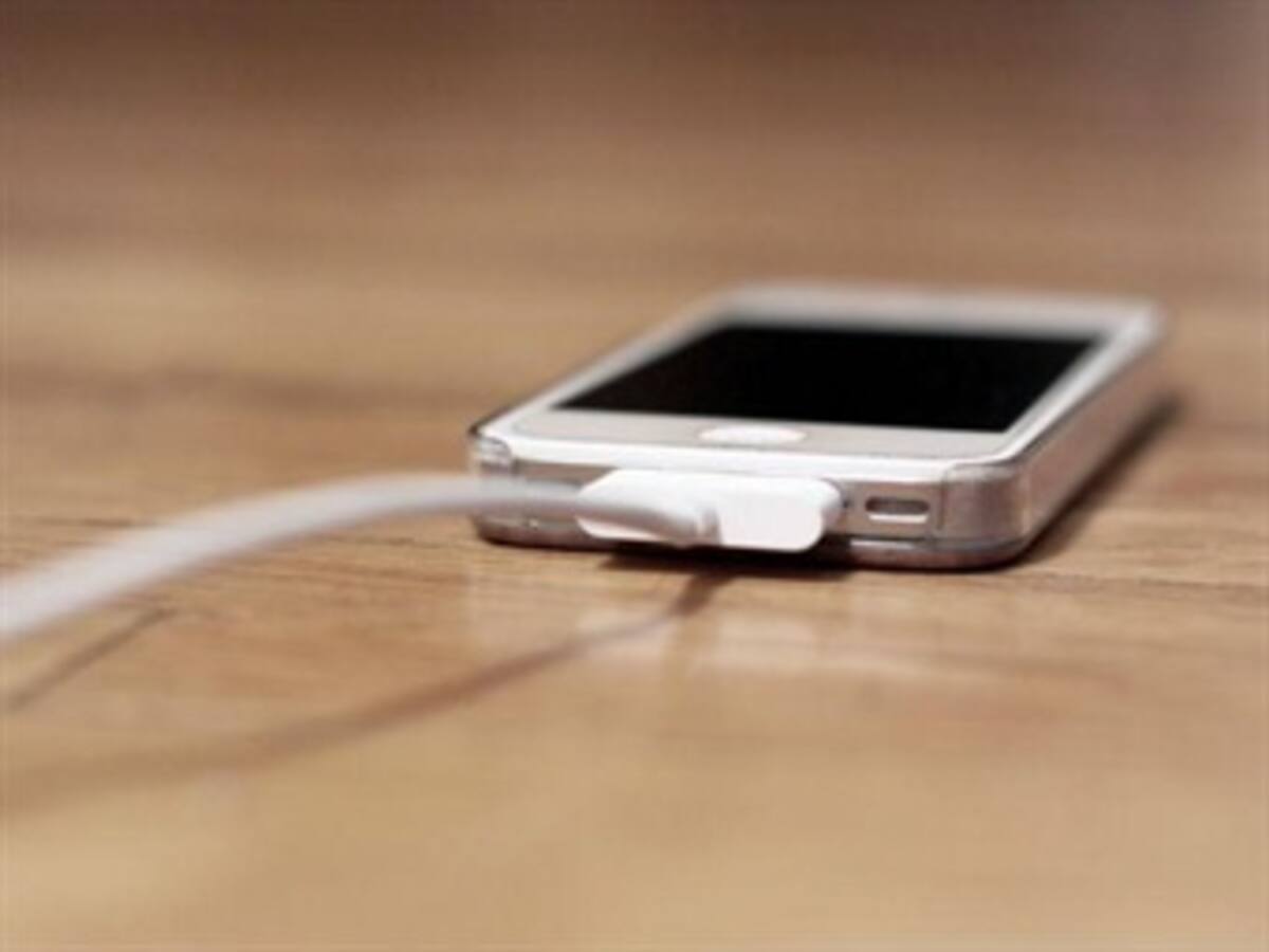Apple ofrece cambiar cargadores falsos por originales pagando sólo 10 dólares