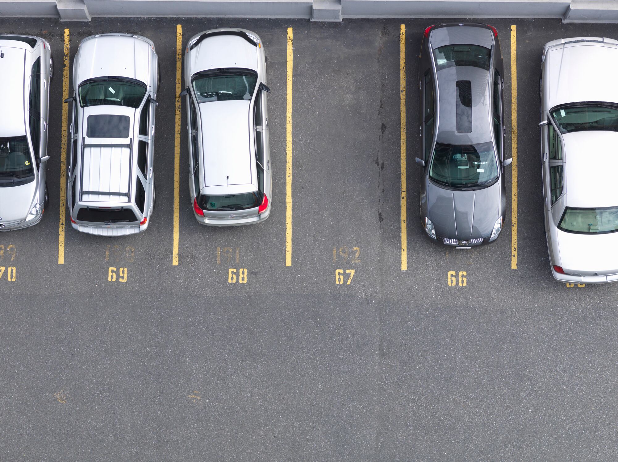 Parqueadero de edificio residencial Foto vía Getty Images