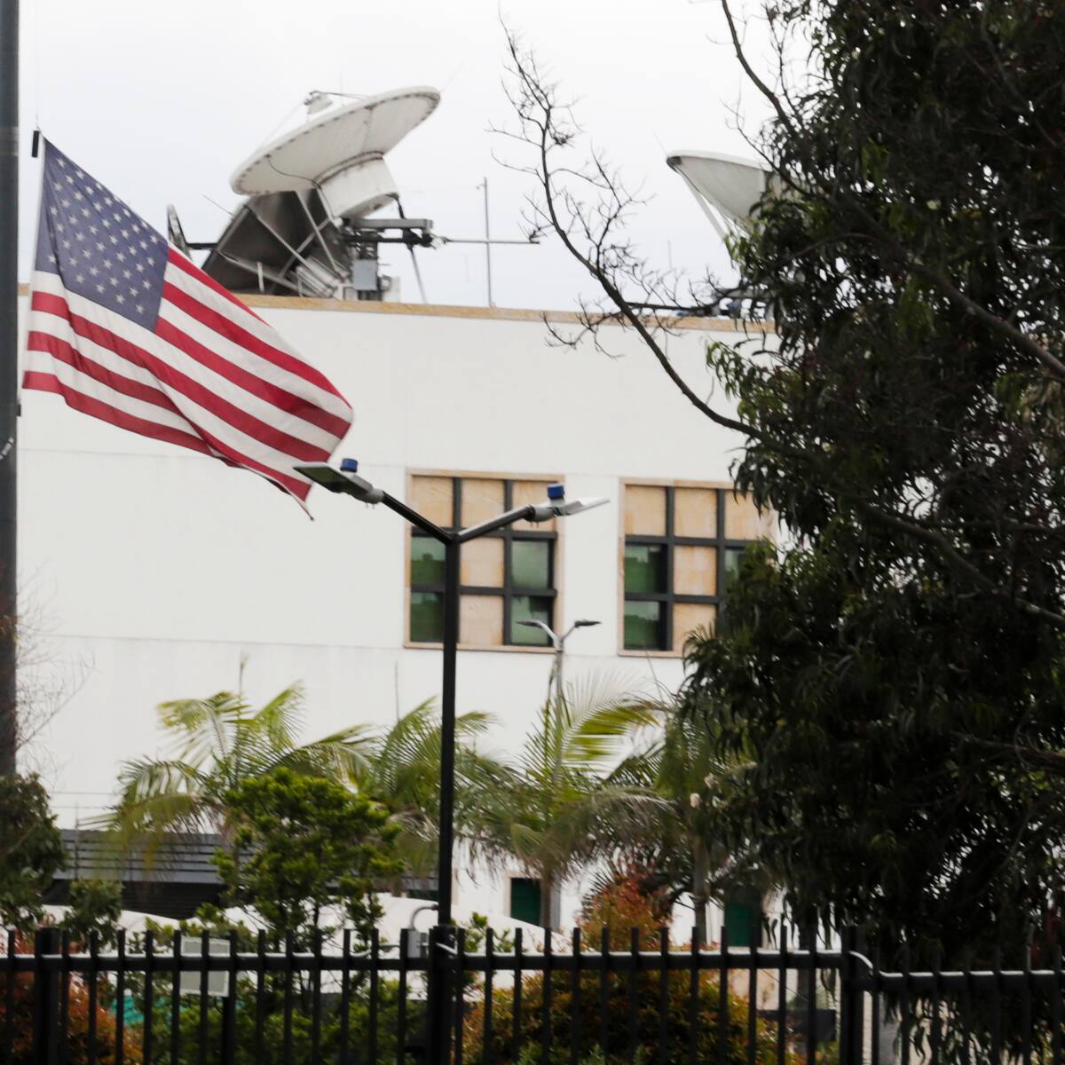 Reducir personal de Embajada de EE.UU. en Bogotá puede desestabilizar Colombia