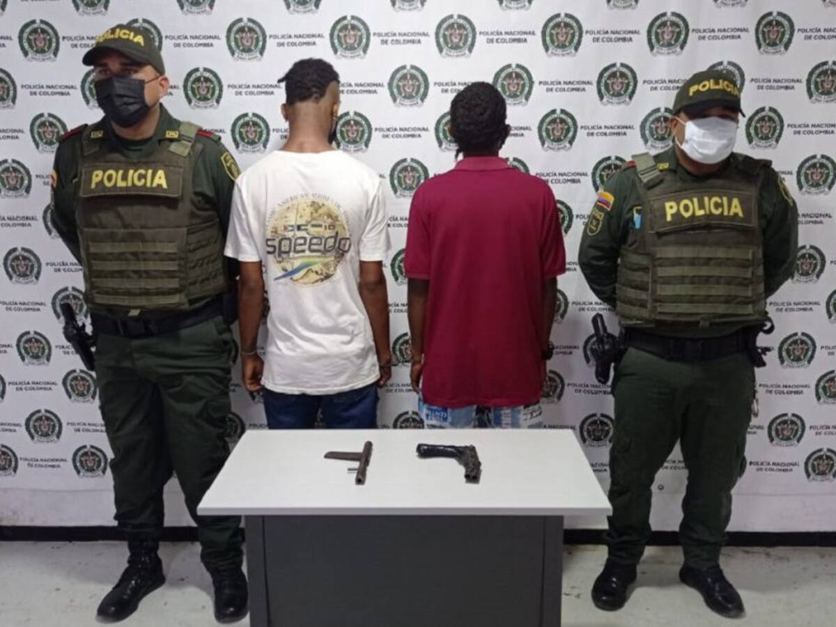 Sorprendidos adolescente y adulto cuando pretendían robar un bus en Bolívar