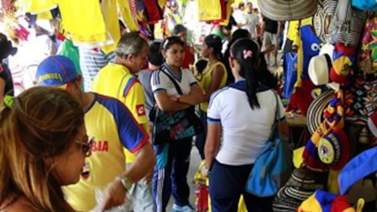 Aficionados con banderas ya rodean el estadio Metropolitano