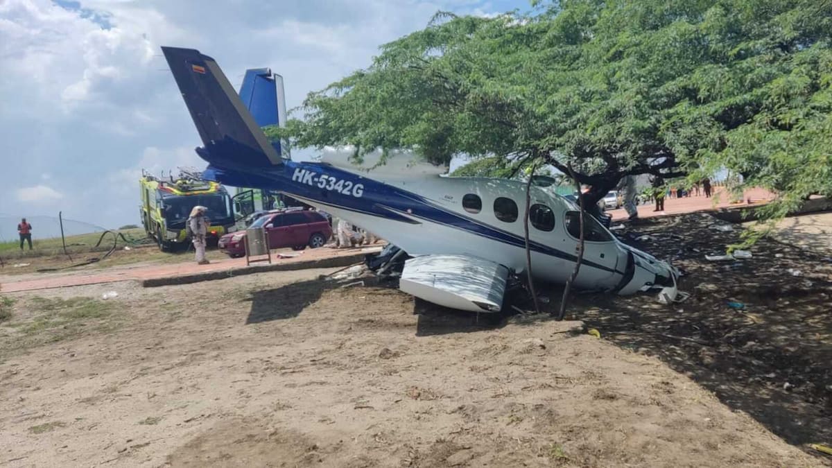 Dueños de avioneta que se estrelló en Santa Marta siguen en el lugar de los hechos