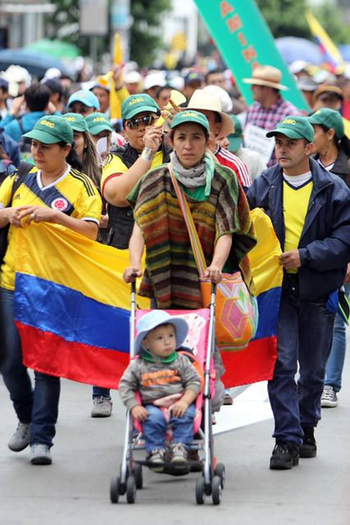 50.000 educadores de todas las regiones del país se dirigen al Ministerio de Educación, ubicado en la capital colombiana, apara manifestar su preocupación frente al acuerdo al que llegó el Gobierno con Fecode.